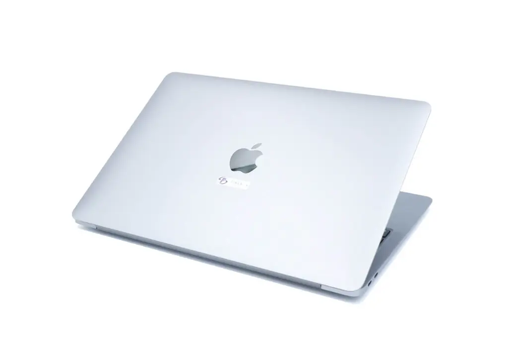 Macbook Air M1 kompiuteris priekis (1).webp