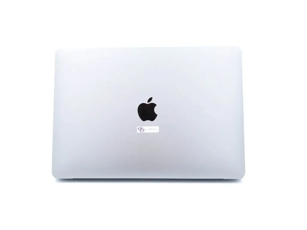 Macbook Air M1 kompiuteris nugara (1).webp